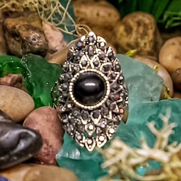 Size 7 Black “Onyx” & Marcasite Statement Ring - Picture 4 of 4